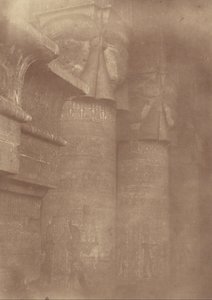 (Gros plan des piliers et chapiteaux du temple de Denderah)